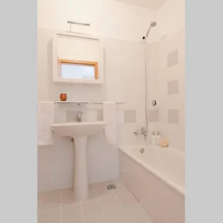 Apartment New Office - Free Wifi & Parking - Self Check-in - Daikin Airco *